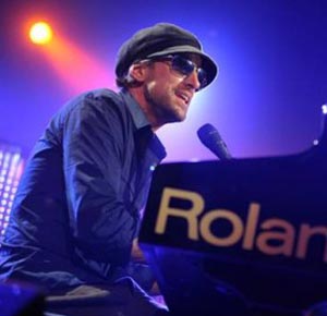 Daniel Powter performing live.